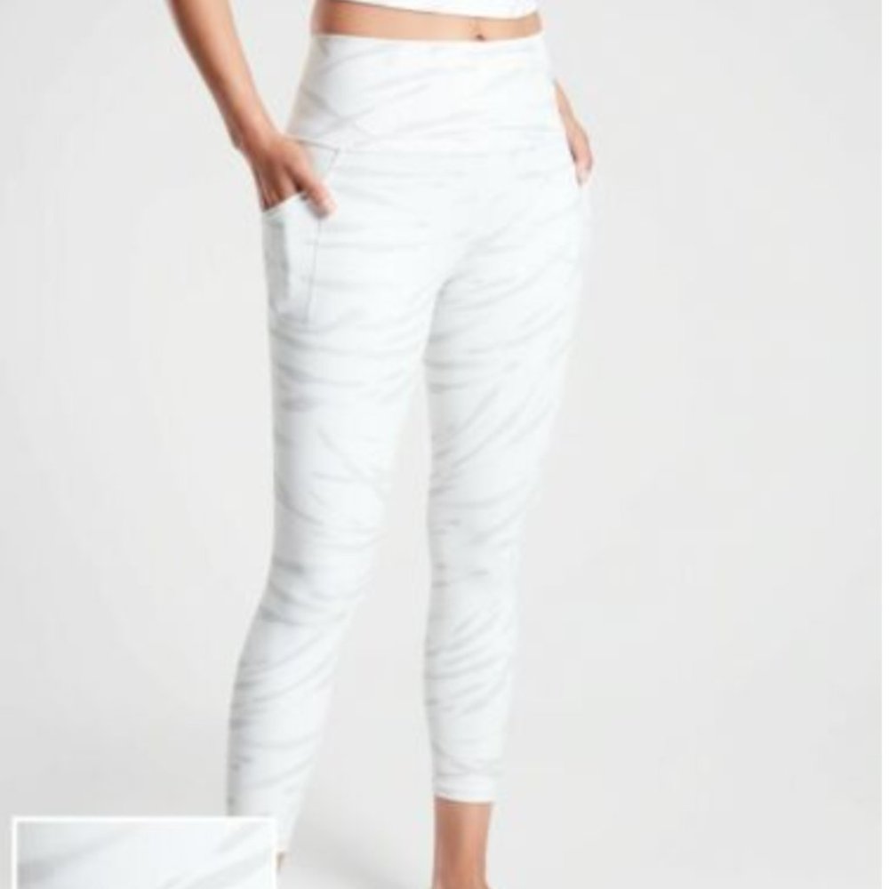 Athleta Salutation Stash Pocket II 7/8 Tight Sz S, Zebra